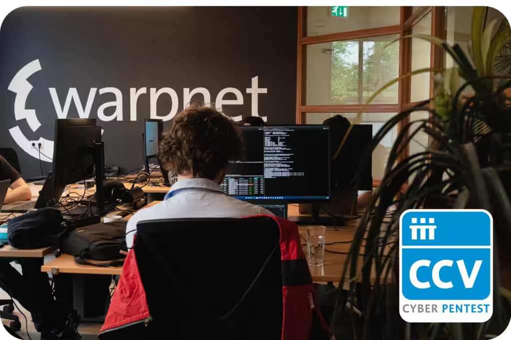 CCV-gecertificeerde pentester van Warpnet aan het werk op kantoor